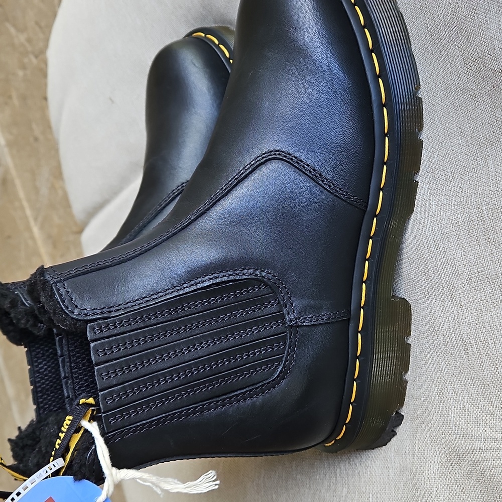 Dr Martens Fleece Lined Chelsea Boot (2976) Pull-on Black Leather Unisex M/7 W/8